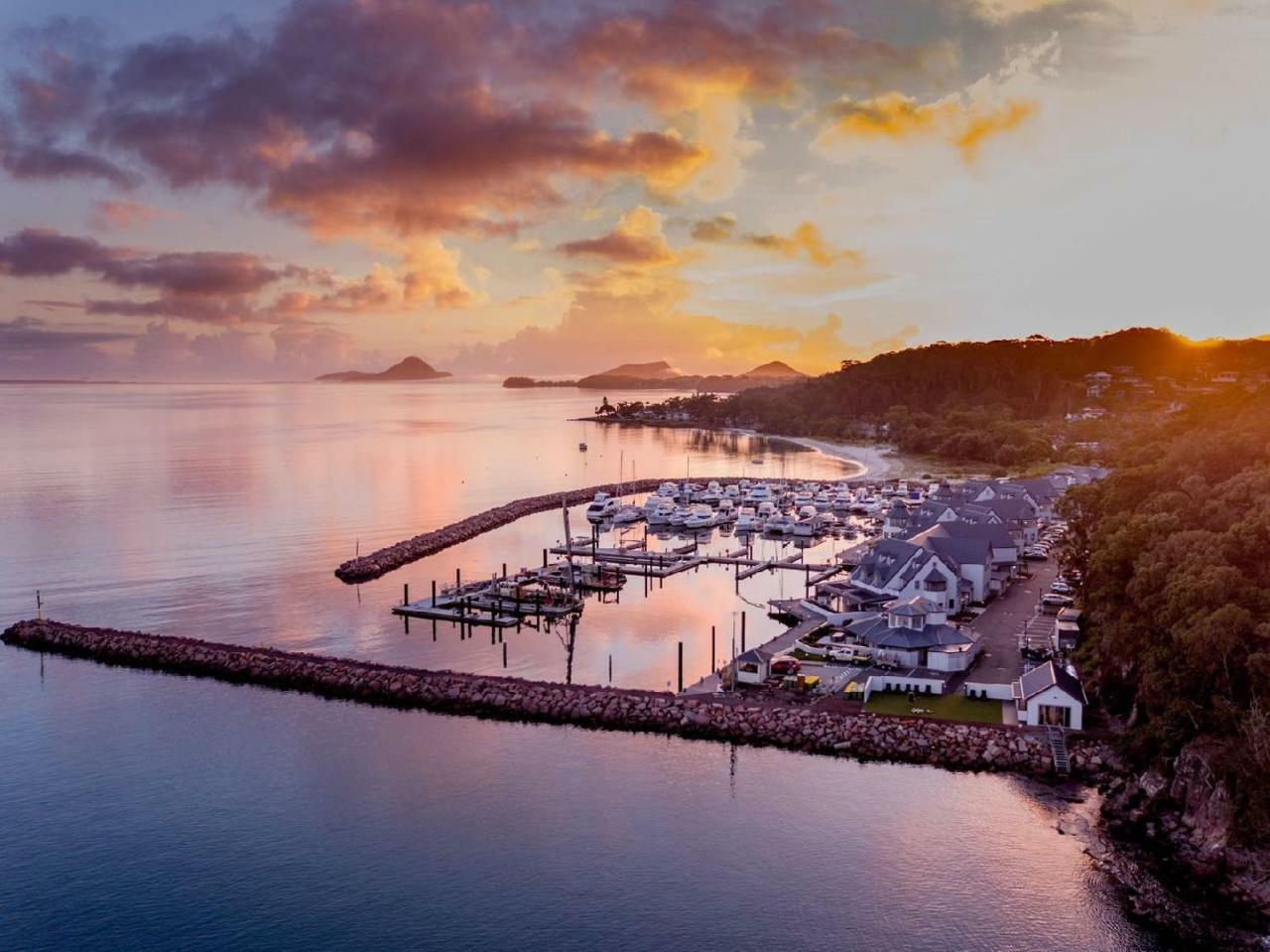 Готель Anchorage Port Stephens Corlette Екстер'єр фото